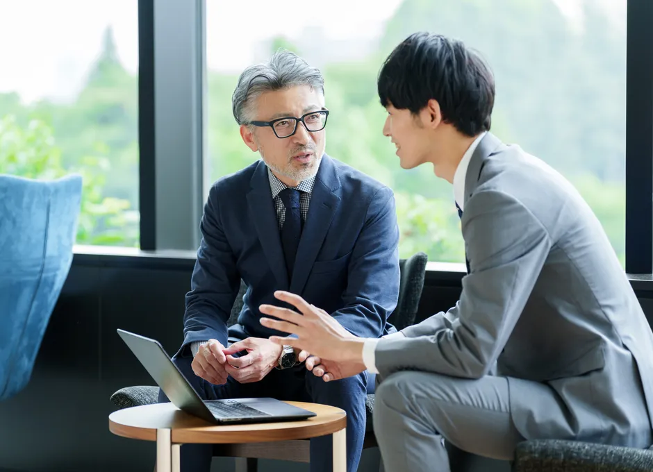 弁護士と不動産担当者が資料を確認しているイメージ